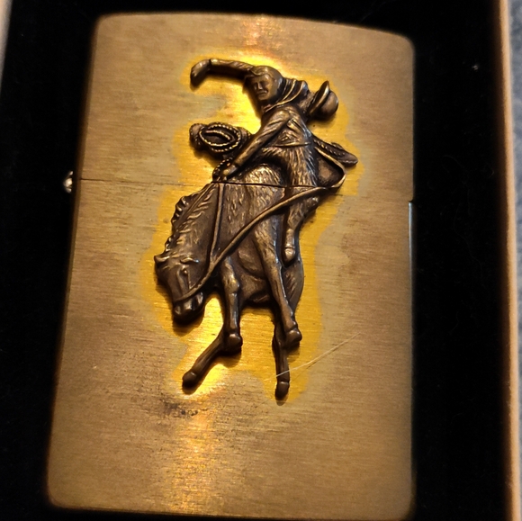 NEW & VINTAGE Brass Marlboro ZIPPO Lighter (NEVER FIRED) - Picture 5 of 10